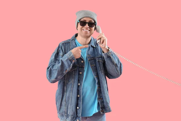 Dojrzały Mężczyzna Rozmawia Przez Telefon Różowym Tle — Zdjęcie stockowe