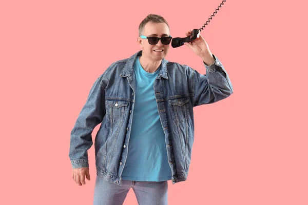 熟女男話によって電話上のピンクの背景 — ストック写真