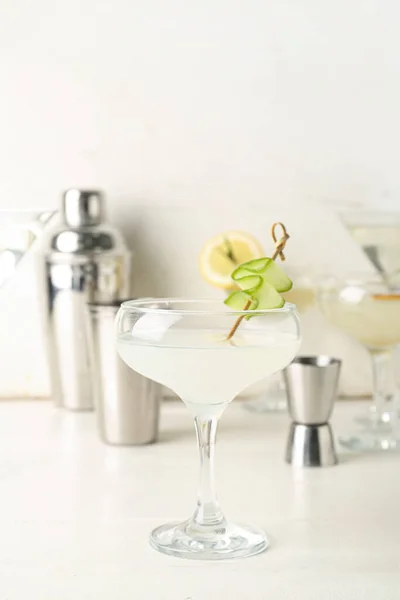 Szklanka Smacznego Martini Jigger Shaker Białym Drewnianym Stole — Zdjęcie stockowe