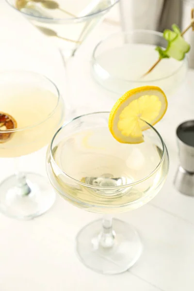 Szemüveg Finom Martini Citrom Könnyű Asztalon — Stock Fotó
