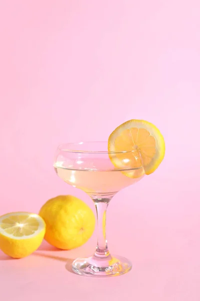 Sklenice Chutné Martini Citrónem Růžovém Pozadí — Stock fotografie