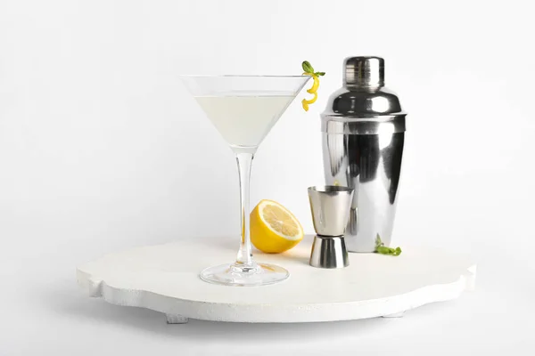 Szklanka Smacznego Martini Jigger Shaker Cytryna Białym Tle — Zdjęcie stockowe