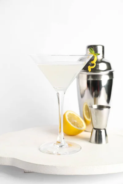 Szklanka Smacznego Martini Jigger Shaker Cytryna Białym Tle — Zdjęcie stockowe