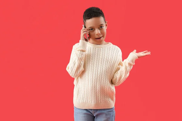 Mały Afroamerykanin Rozmawiający Przez Telefon Czerwonym Tle — Zdjęcie stockowe