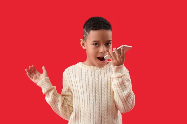 Ένα Μικρό Αφροαμερικανάκι Που Μιλάει Στο Τηλέφωνο Στο Κόκκινο Φόντο — Φωτογραφία Αρχείου