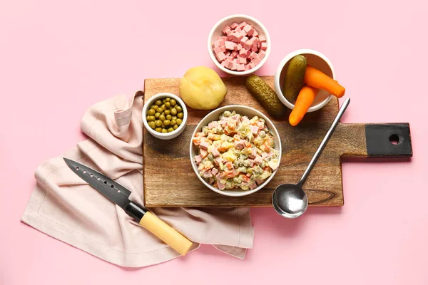 Tigela Saborosa Salada Olivier Ingredientes Sobre Fundo Rosa — Fotografia de Stock