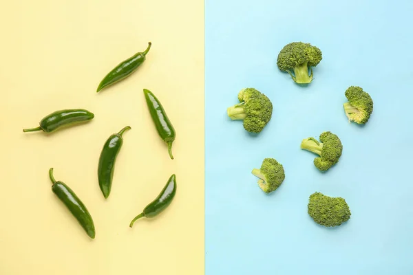 Composición Con Pimienta Brócoli Sobre Fondo Color — Foto de Stock