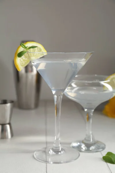 Egy Pohár Martini Citrommal Asztalon — Stock Fotó
