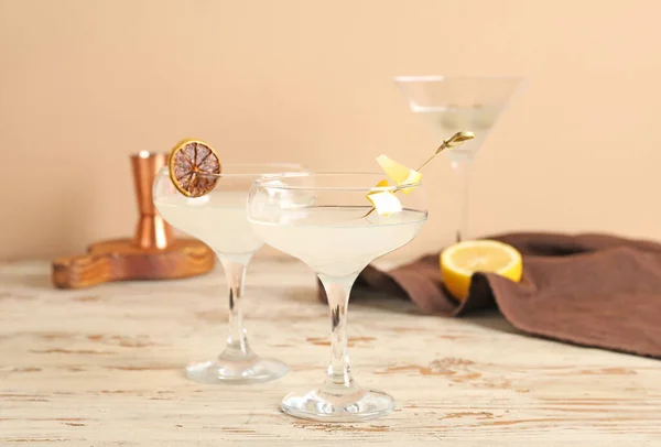 Glasses Martini Lemon Light Wooden Table — Stock Photo, Image