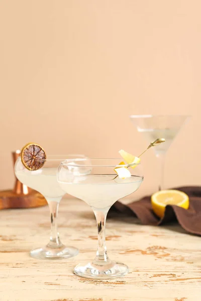 Szklanki Martini Cytryną Jasnodrewnianym Stole — Zdjęcie stockowe