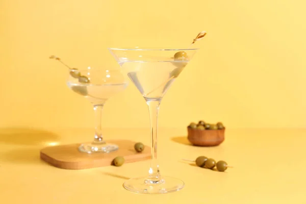Szemüveg Martini Olívabogyóval Sárga Alapon — Stock Fotó