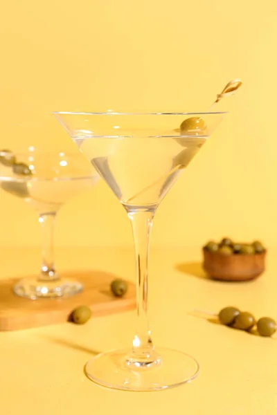 Vasos Martini Con Aceitunas Sobre Fondo Amarillo — Foto de Stock