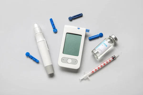 Lancet Injekciós Tollal Inzulinnal Szürke Hátterű Fecskendővel Ellátott Glükométer Cukorbetegség — Stock Fotó