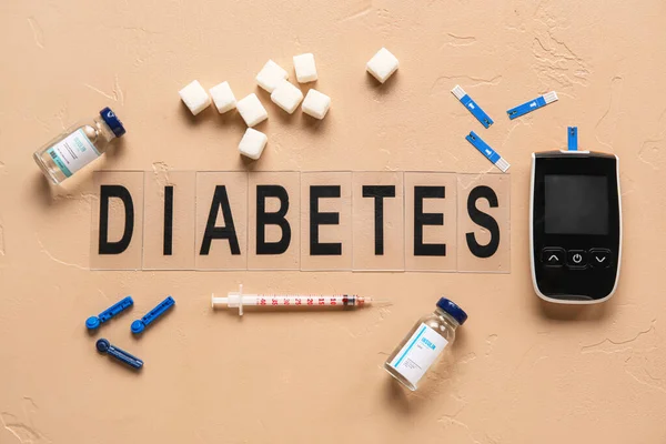 Diabete Parola Con Glucometro Insulina Zucchero Sfondo Beige — Foto Stock