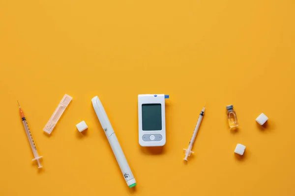 Glükométer Lancet Tollal Inzulinnal Narancssárga Hátterű Fecskendőkkel Cukorbetegség Fogalma — Stock Fotó