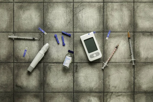 Blutzuckermessgerät Mit Insulin Lanzettstift Und Spritzen Auf Dunklem Fliesenhintergrund Diabetes — Stockfoto