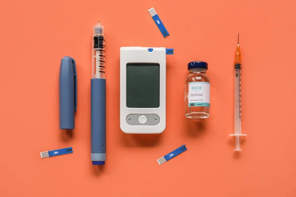 Glucosímetro Con Pluma Lanceta Insulina Sobre Fondo Rojo Concepto Diabetes — Foto de Stock