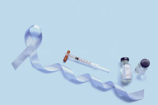 Cinta Sensibilización Con Insulina Jeringa Sobre Fondo Azul Concepto Diabetes — Foto de Stock