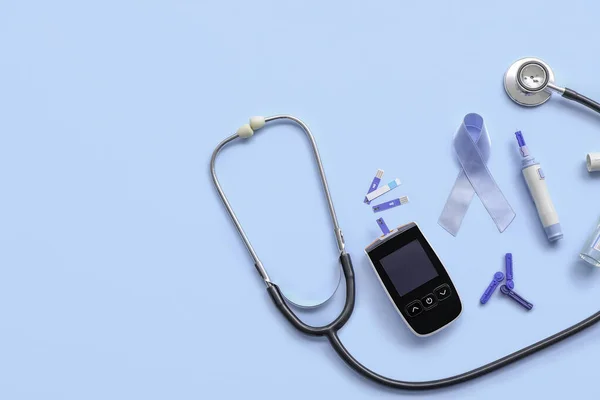 Nastro Consapevolezza Con Glucometro Insulina Penna Lancetta Stetoscopio Fondo Blu — Foto Stock