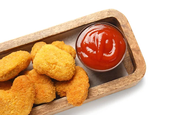 Placa Madeira Com Nuggets Saborosos Ketchup Fundo Branco Close — Fotografia de Stock