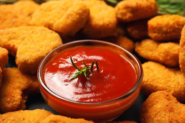 Tigela Com Ketchup Nuggets Saborosos Mesa Close — Fotografia de Stock