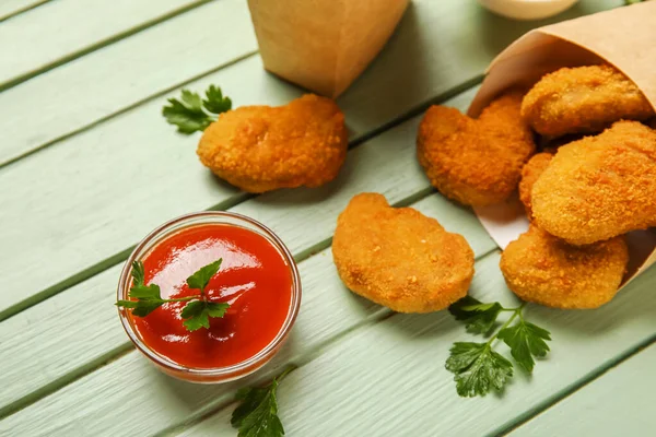Bowl Tasty Ketchup Nuggets Green Wooden Background — Stock Photo, Image
