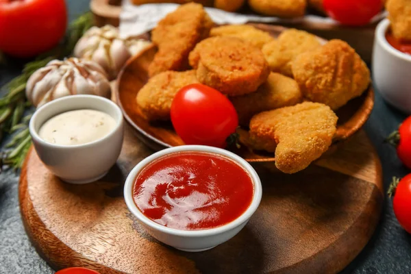 Skål Med Välsmakande Ketchup Och Nuggets Bordet Närbild — Stockfoto