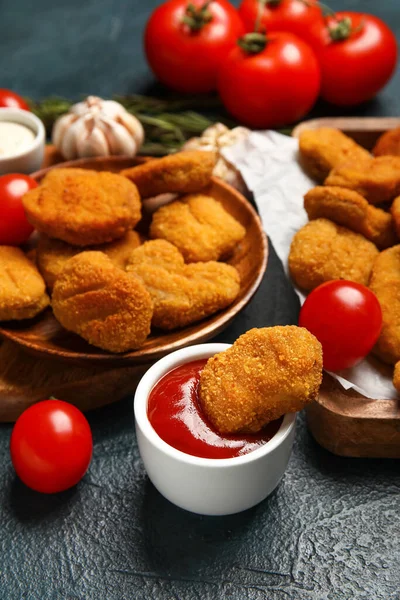Bowl Tasty Ketchup Nuggets Dark Background — Stock Photo, Image