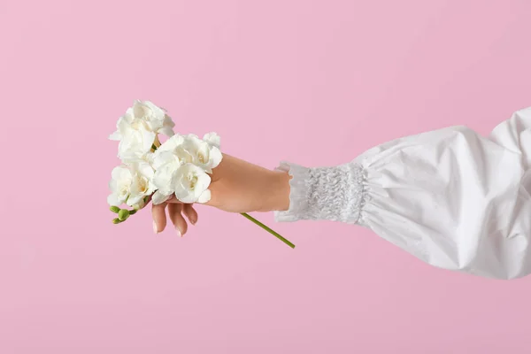 Femme Avec Des Fleurs Blanches Sur Fond Rose Concept Soins — Photo