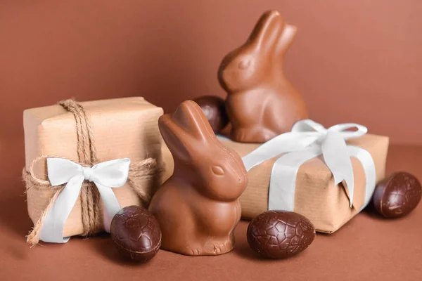 Čokoládové Velikonoční Vejce Zajíčci Dárkové Krabice Hnědém Pozadí — Stock fotografie