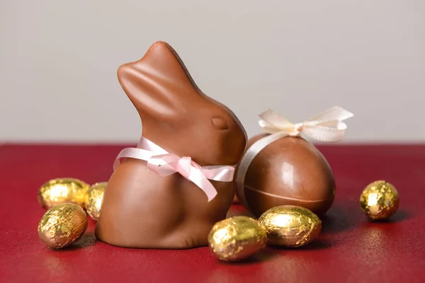 초콜릿 토끼와 부활절 배경에 테이블 — 스톡 사진