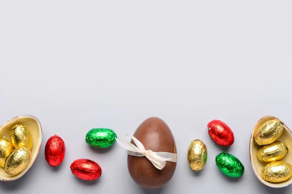Sladká Čokoláda Velikonoční Vejce Bonbóny Šedém Pozadí — Stock fotografie