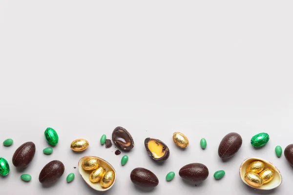 Chocolate Dulce Huevos Pascua Caramelos Sobre Fondo Claro — Foto de Stock