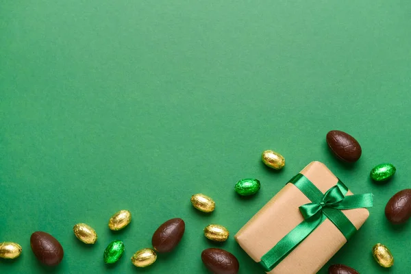 Čokoládové Velikonoční Vejce Dárkové Balení Zeleném Pozadí — Stock fotografie