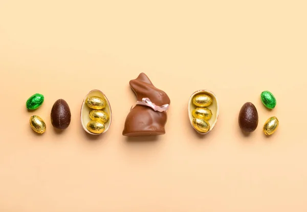 チョコレートウサギとイースターエッグのベージュの背景 — ストック写真