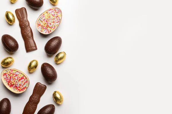 チョコレートバニーと白の背景にスプリンクル付きイースターエッグ — ストック写真