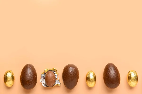 Bej Arka Planda Çikolatalı Paskalya Yumurtaları — Stok fotoğraf
