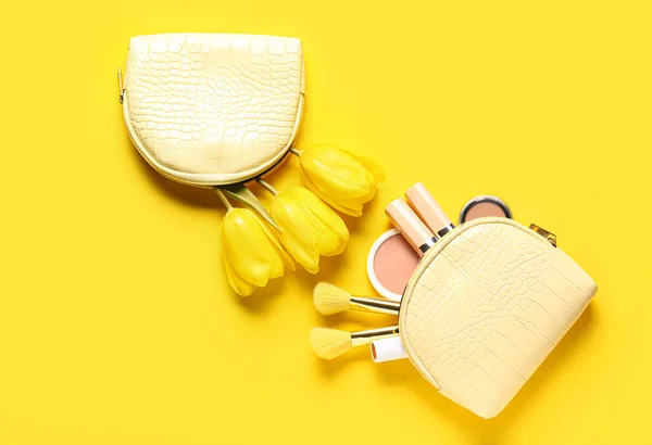 Σακουλάκια Καλλυντικών Προϊόντα Μακιγιάζ Και Τουλίπες Κίτρινο Φόντο — Φωτογραφία Αρχείου