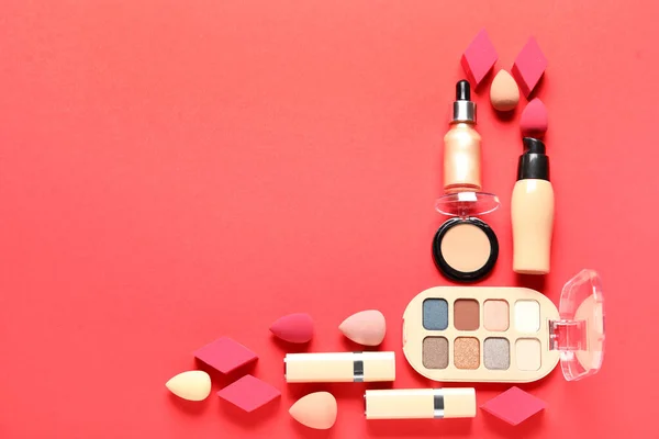 Rahmen Aus Dekorativer Kosmetik Mit Schwämmen Auf Rotem Hintergrund — Stockfoto