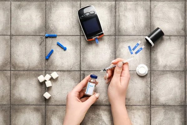 糖尿病女性とともにインスリンと注射器オンダークタイル背景 — ストック写真