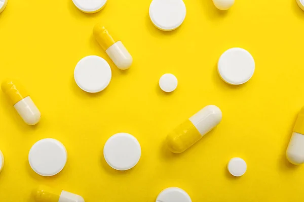 Différentes Pilules Sur Fond Jaune Gros Plan — Photo