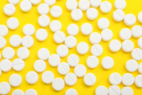 Λευκά Χάπια Κίτρινο Φόντο — Φωτογραφία Αρχείου