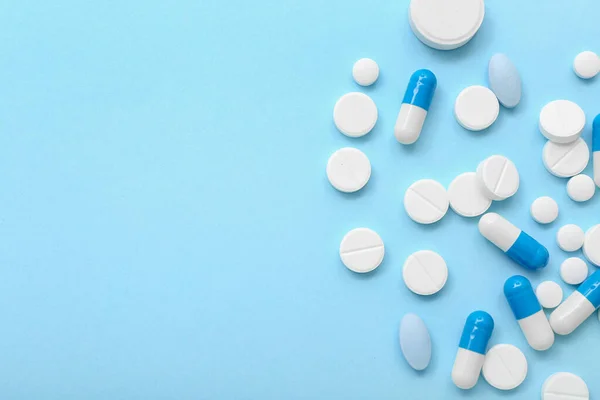 Pílulas Diferentes Fundo Azul — Fotografia de Stock