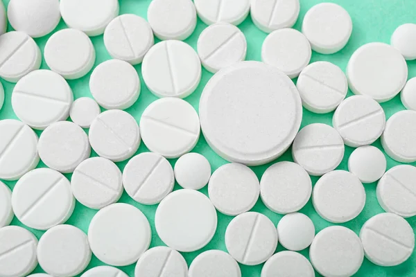 Weiße Pillen Auf Minzgrund — Stockfoto