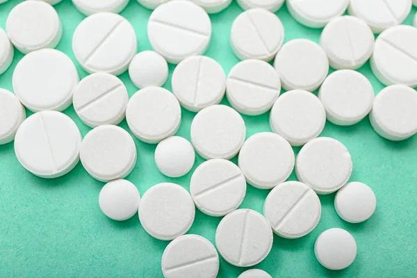 Weiße Pillen Auf Minzgrund — Stockfoto