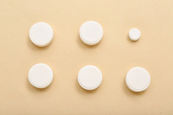 Fehér Tabletták Bézs Háttér — Stock Fotó