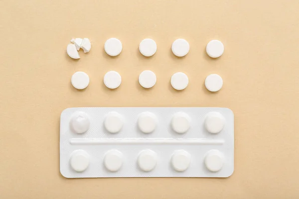 Buborékcsomagolás Fehér Tablettákkal Bézs Alapon — Stock Fotó