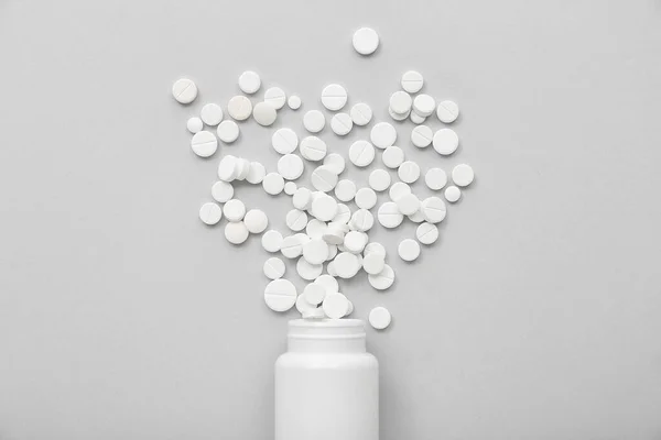 Frasco Com Comprimidos Brancos Sobre Fundo Cinzento — Fotografia de Stock