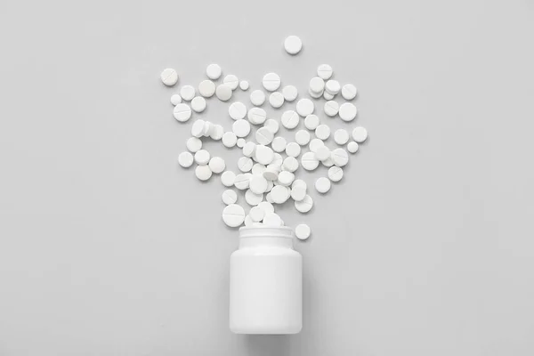 Frasco Com Comprimidos Brancos Sobre Fundo Cinzento — Fotografia de Stock