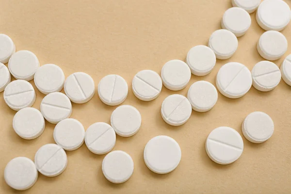 Weiße Pillen Auf Beigem Hintergrund — Stockfoto